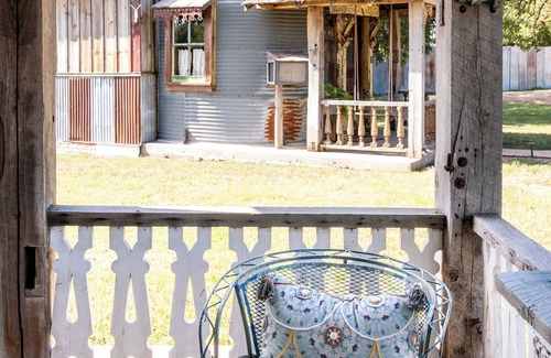 La Grange Cottage | Vintage Silo + Sleeps 2 + 8 Minutes to Round Top!