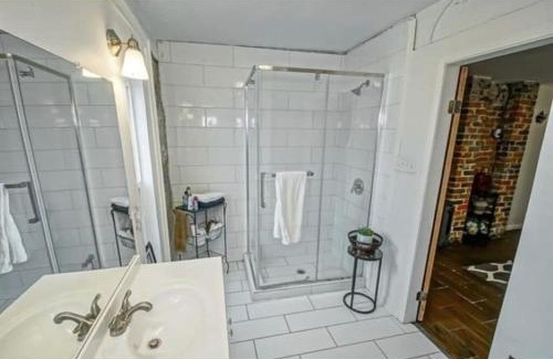 Uptown Historic District Apartment | Vintage Uptown Hidden Gem, Walk to Everything New Renovation!