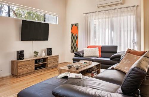 Quindalup House | Vintners - spacious, 2 bdrm wings, nature setting