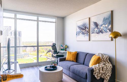 Downtown Toronto Apartment | VIP Wing 2 Queen Beds - steps to TIFF Fest - Free Parking