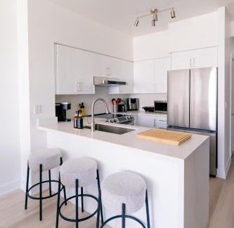 Downtown Toronto Apartment | VIP Wing 2 Queen Beds - steps to TIFF Fest - Free Parking