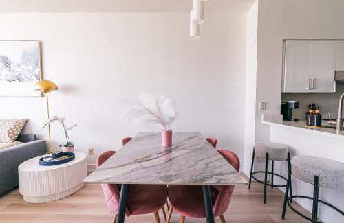 Downtown Toronto Apartment | VIP Wing 2 Queen Beds - steps to TIFF Fest - Free Parking