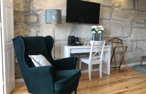 Uniao de Freguesias do Centro Apartment | Virtudes City Lofts - Suite with Balcony - View over the river