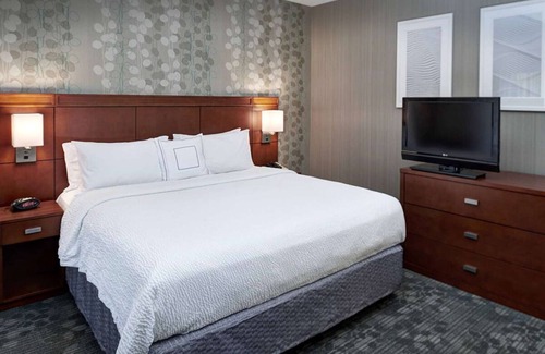 Brookfield Hotel | Visit Milwaukee County Zoo! Pet-friendly Property, Indoor Swimming Pool!