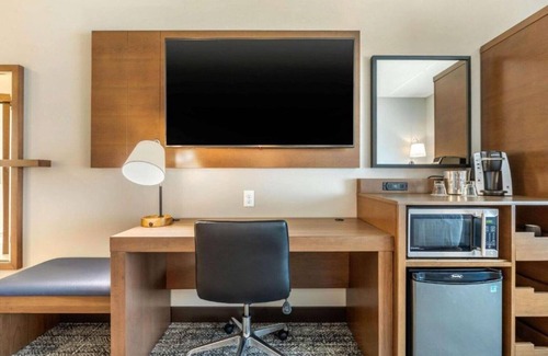 Bettendorf House | Visit our modern hotel room on your next trip to the Quad Cities