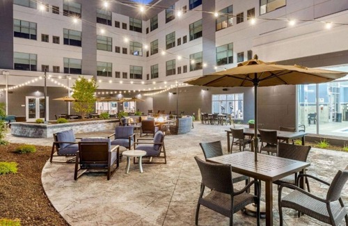 Bettendorf House | Visit our modern hotel room on your next trip to the Quad Cities