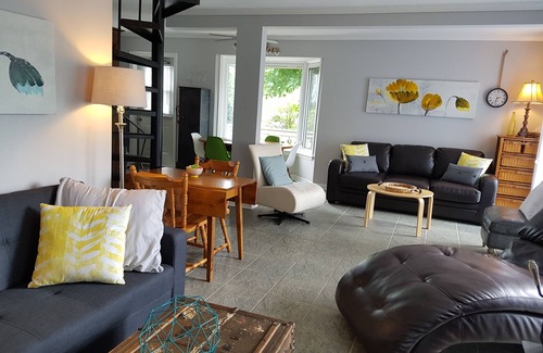 Zurich Cottage | Vista Beach Lake Escape Lake Huron Cottage - 4 bedrooms - sleeps 10
