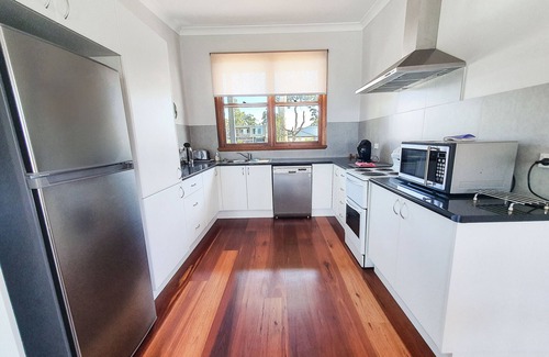 Sanctuary Point House | Vista Point - Your Waterfront Sanctuary Point Break