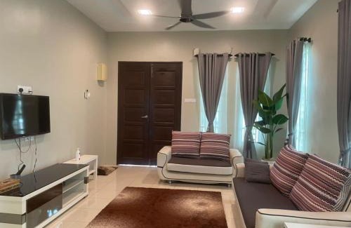 Hutan Kampung House | VISTANA INDAH HOMESTAY