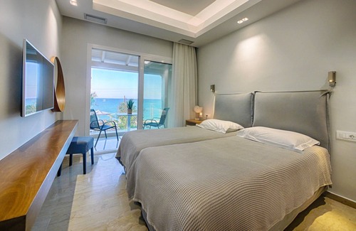 Agios Georgios Pagon Apartment | Vistonia Studio 6 - right on the beach with sea views