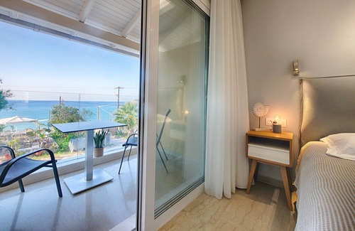 Agios Georgios Pagon Apartment | Vistonia Studio 6 - right on the beach with sea views