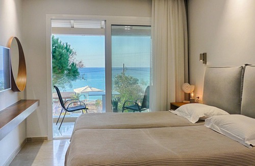 Agios Georgios Pagon Apartment | Vistonia Studio 5 - right on the beach with sea views