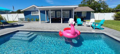 Shore Acre Heights House | Viva La Flamingo