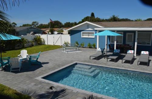 Shore Acre Heights House | Viva La Flamingo