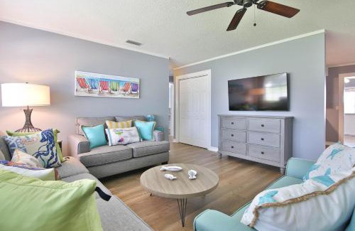 Shore Acre Heights House | Viva La Flamingo