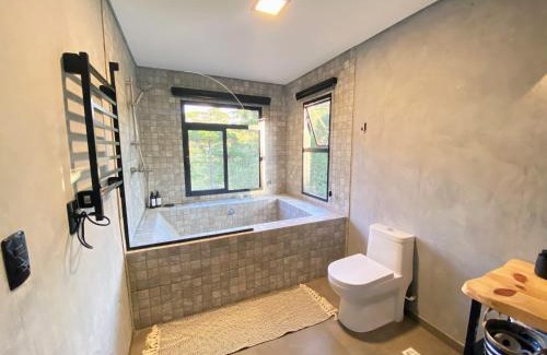 Rio Rufino House | Vivenda das Araucárias 02 Microcasa Aconchegante lareira, banheira