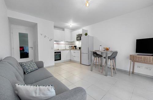 Lunel Apartment | Vivez Lunel-Clim-Wifi Fibre-Parking Privé-Patio T2