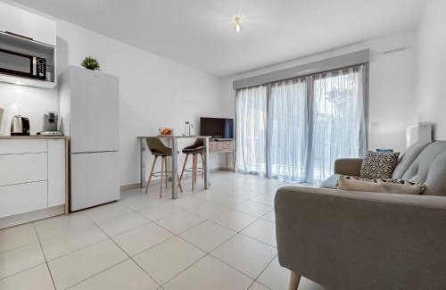 Lunel Apartment | Vivez Lunel-Clim-Wifi Fibre-Parking Privé-Patio T2