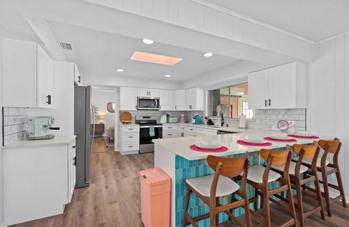 Catalina House | Vivid Vintage Retreat 3800 sq ft w/Garage Arcade