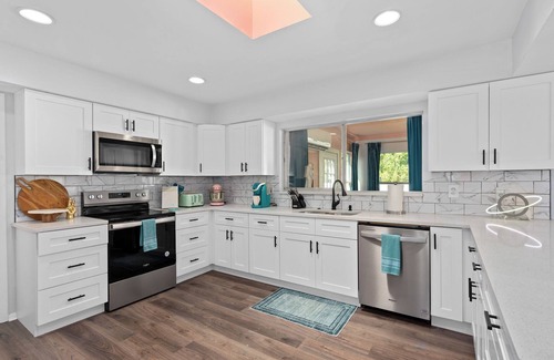 Catalina House | Vivid Vintage Retreat 3800 sq ft w/Garage Arcade