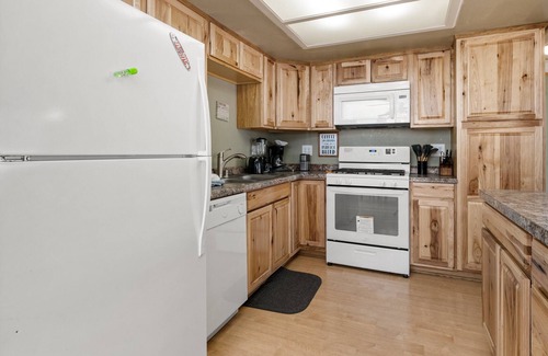 Big Bear City House | Vivienda de Osos - Walking distance to Snow Play and Oktoberfest!