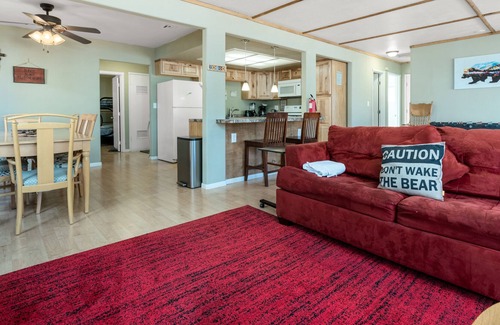 Big Bear City House | Vivienda de Osos - Walking distance to Snow Play and Oktoberfest!