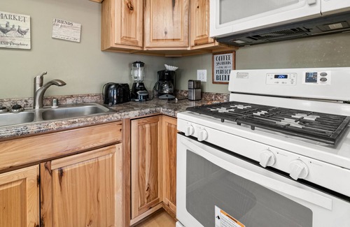 Big Bear City House | Vivienda de Osos - Walking distance to Snow Play and Oktoberfest!