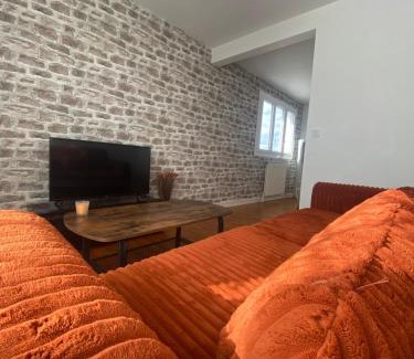Lempdes Apartment | Volcan Ocre-4 pers-Spacieux et chaleureux - Parking privatif - Proches axes, commerces et services - Check in 24-24