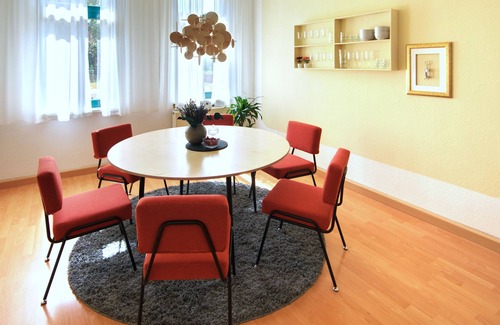 Halle Apartment | Vonbehling Boutique Apartment mit 65" TV und Designermöbeln