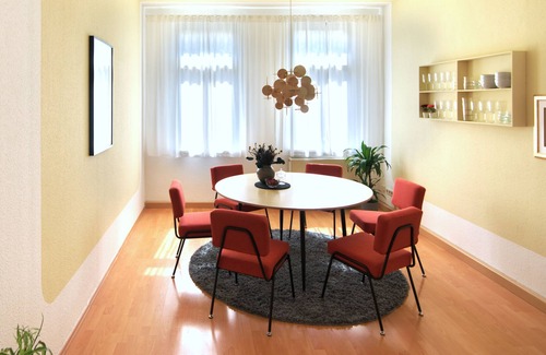 Halle Apartment | Vonbehling Boutique Apartment mit 65" TV und Designermöbeln