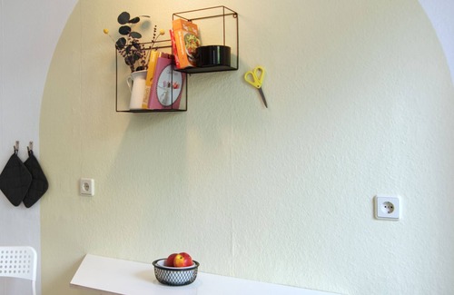 Halle Apartment | Vonbehling Boutique Apartment mit 65" TV und Designermöbeln