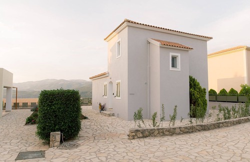 Menegata Villa | VR Villa Emelia - 2 bed 2 bath Villa with shared pool