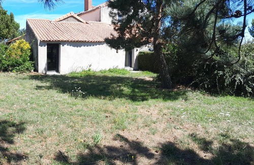 Faye-l'Abbesse Apartment | Vrbo Property