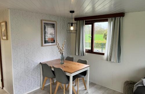 Zuid-Scharwoude Ski Chalet | Vrijstaand chalet met veel buitenruimte en veranda