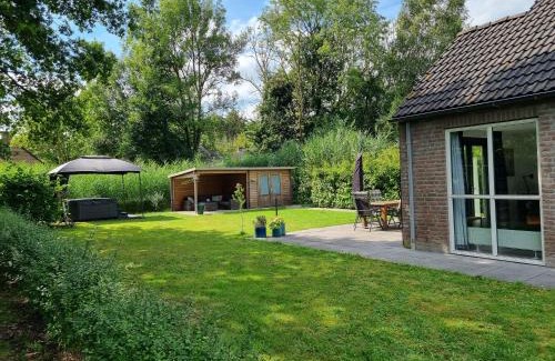 Ewijk House | Vrijstaande woning met grote zonnige tuin va augustus 2025 met jacuzzi