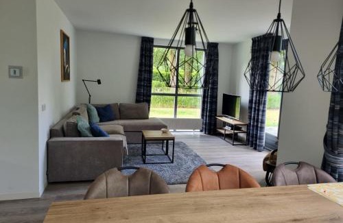 Ewijk House | Vrijstaande woning met grote zonnige tuin va augustus 2025 met jacuzzi