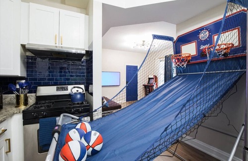 Brighton Park Apartment | W Pershing · Large Chicago Apt 3 Bed | 12 Min Downtown | Arcade