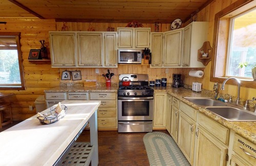 Monticello Resort | W-W: Western Town Retreat, 2 Cabins & Bardominium