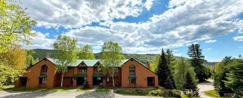 Bretton Woods Villa | W5 AIR CONDITIONED Mount Washington Place townhouse with fireplace air hockey free and fast wifi