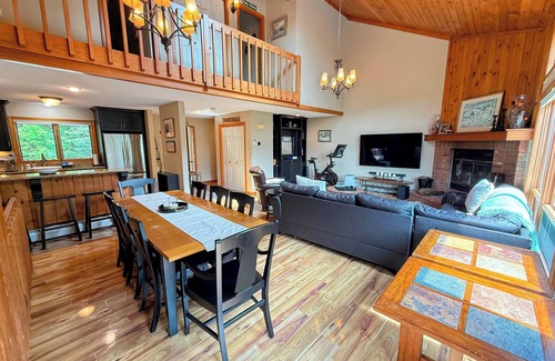 Bretton Woods House | W9 Renovated Bretton Woods condo with great ski slope views, A/C fireplace, 1 minute from skiing!