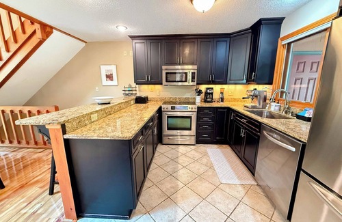 Bretton Woods House | W9 Renovated Bretton Woods condo with great ski slope views, A/C fireplace, 1 minute from skiing!