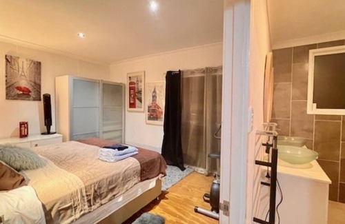Brisbane Waterfront Apartment | WAHINE BREEZY BLISS - STUNNING VIEWS FOREVER
