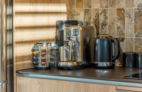 Onetangi House | Waiata Beach House - Onetangi - Waiata Beach House is a newly built luxury holiday home just a moments stroll from the golden sands and sparkling waters of Onetangi Beach. With three bedrooms and a luxury family bathroom, this is the perfect house fo