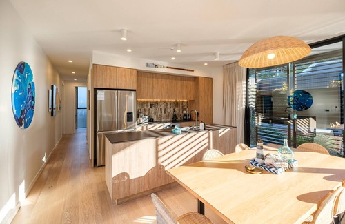 Onetangi House | Waiata Beach House - Onetangi - Waiata Beach House is a newly built luxury holiday home just a moments stroll from the golden sands and sparkling waters of Onetangi Beach. With three bedrooms and a luxury family bathroom, this is the perfect house fo