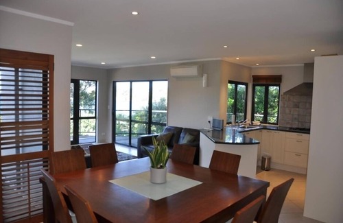 Oneroa House | Waiheke Beach Villa Oneroa