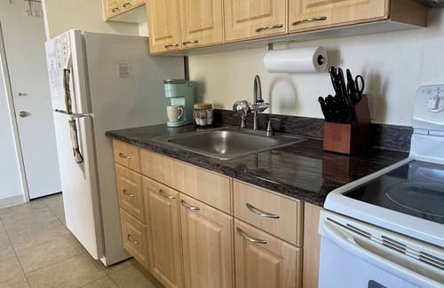 Waikiki Condo | Waikiki Condo 5min walk to Beach Free Parking Pool AC