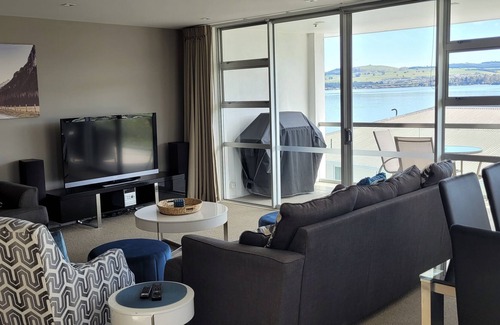 Waipahihi Cottage | Waimahana 11 - Taupo Holiday Apartment