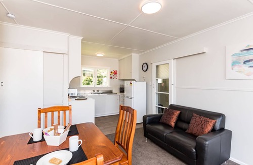 Paihia Cabin | Waitangi Beach Bach 30B