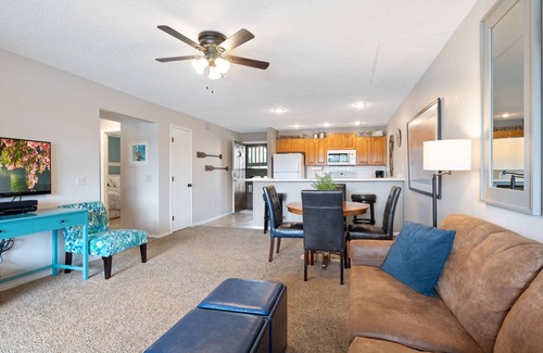 Osage Beach Condo | Wake-up to great views of Hawk Island & the main channel in this condo.