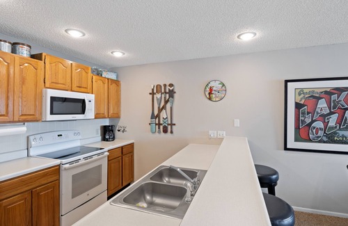 Osage Beach Condo | Wake-up to great views of Hawk Island & the main channel in this condo.